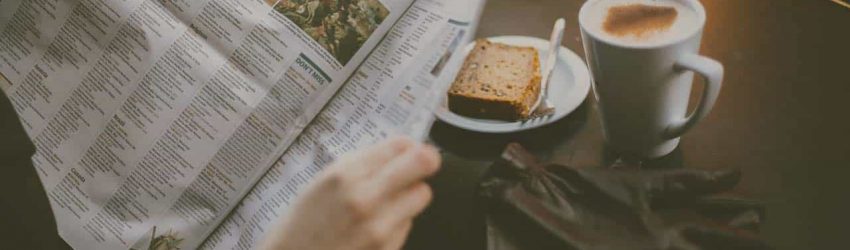 Frau liest Zeitung