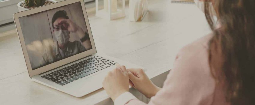 Frau nutzt psychologische Online-Beratung in Graz